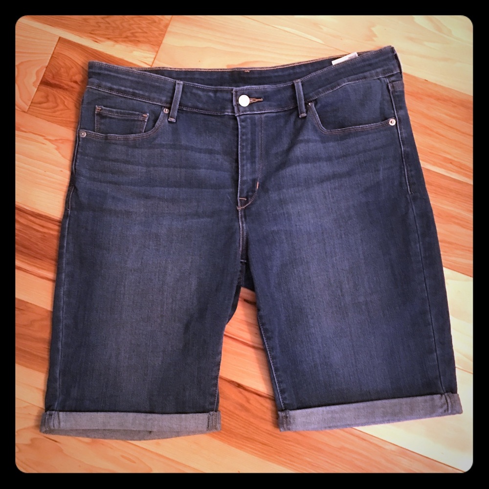 Levi’s Shorts. Size 32.